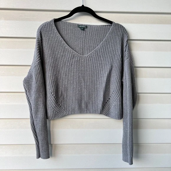 V-Neck Pullover Cropped Sweater - Picture 2 of 9